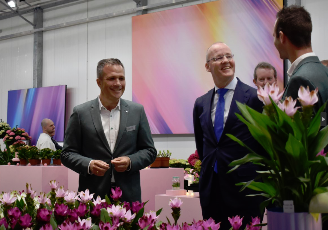 Klaas Knot (DNB0 brengt bezoek aan KP Holland tijdens FlowerTrials